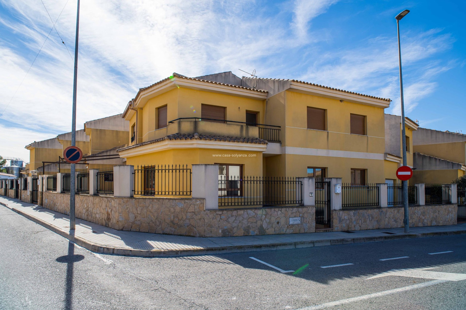 Herverkoop - Herenhuis - Pinoso - Calle Dalias 1