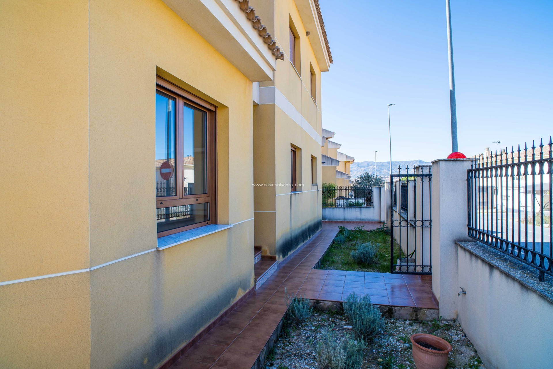 Herverkoop - Herenhuis - Pinoso - Calle Dalias 1