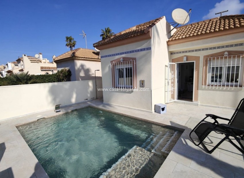 Herverkoop - Villa - Torrevieja - Aguas nuevas