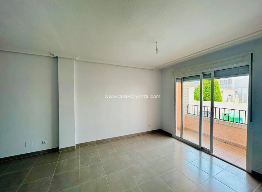 Resale - Apartment / flat - Daya Nueva