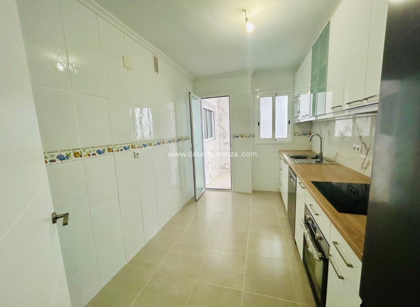 Resale - Apartment / flat - Daya Nueva