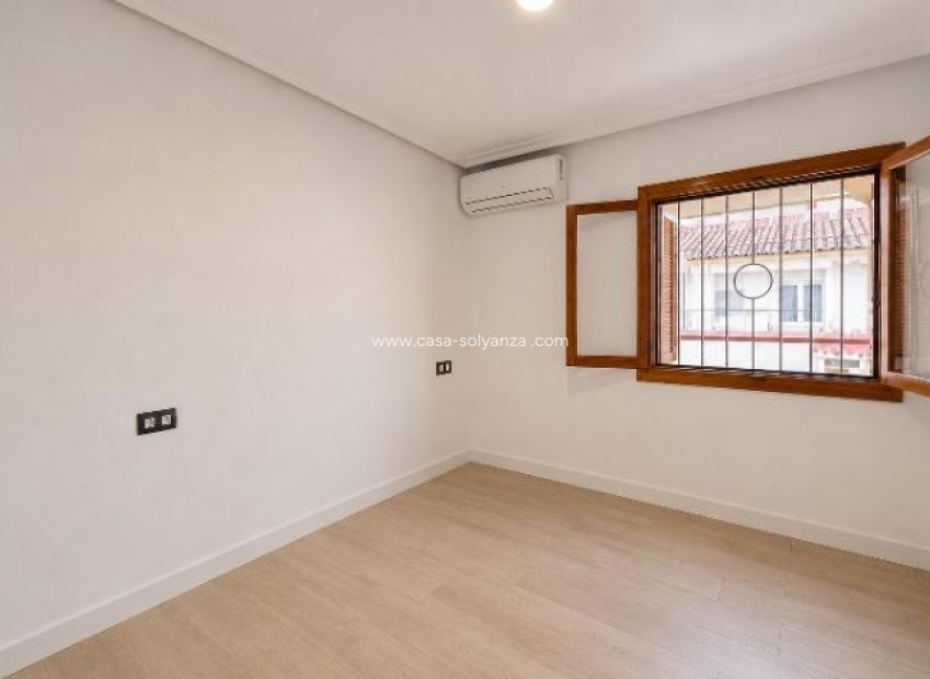Resale - Apartment / flat - Torrevieja - Acequion