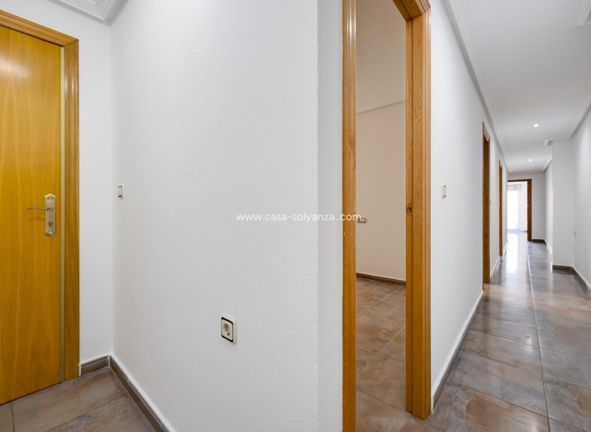 Resale - Apartment / flat - Torrevieja - Center