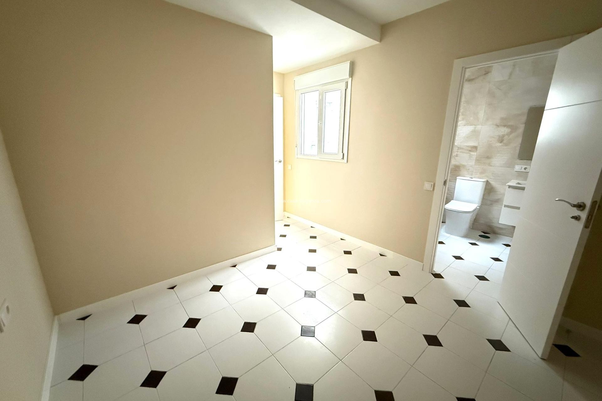 Resale - Apartment / flat - Torrevieja - Center