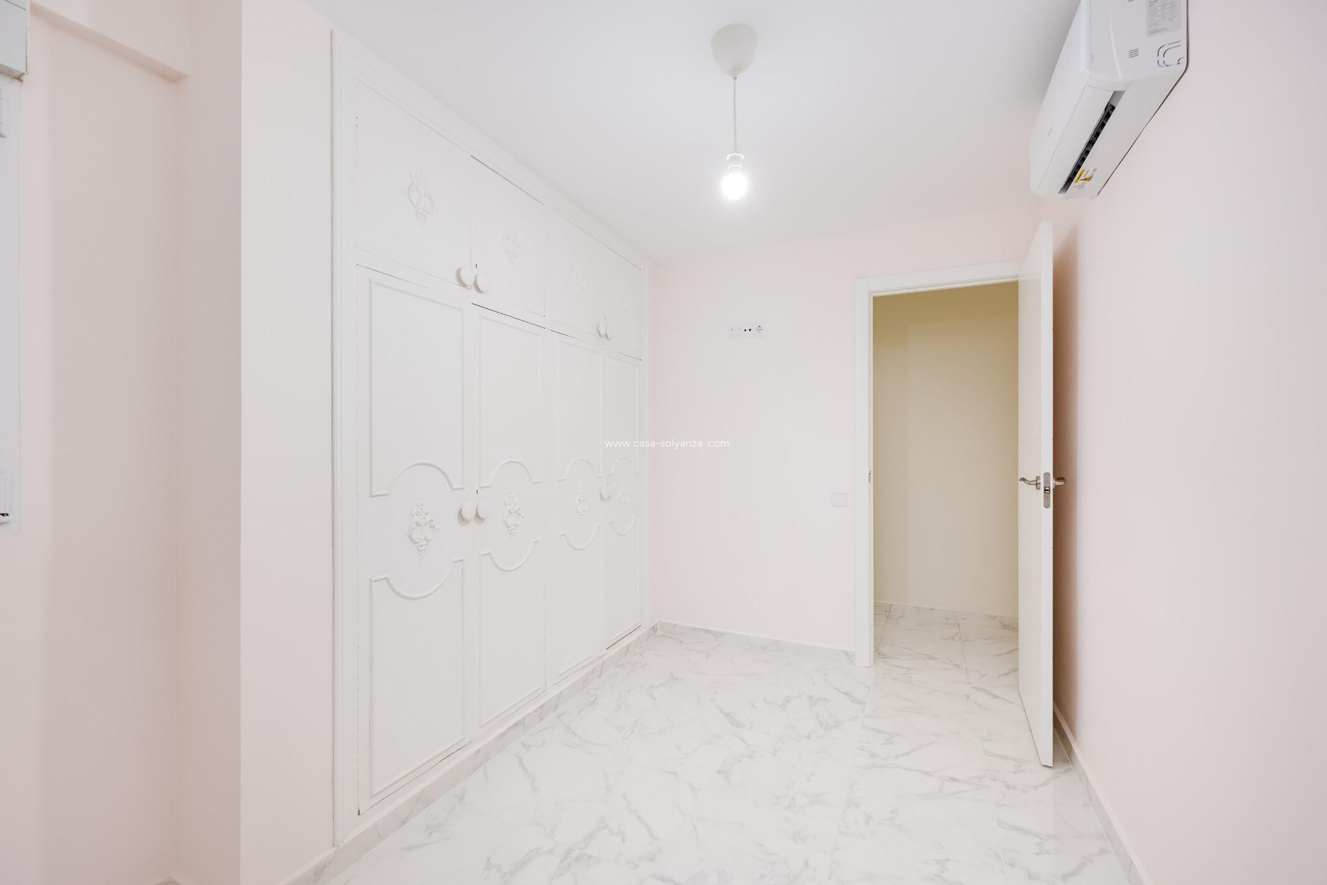 Resale - Apartment / flat - Torrevieja - Center