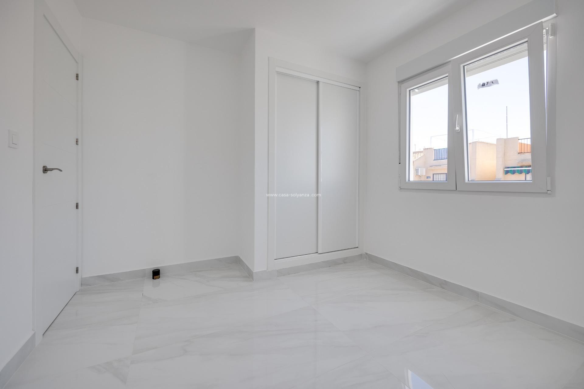 Resale - Apartment / flat - Torrevieja - El Limonar
