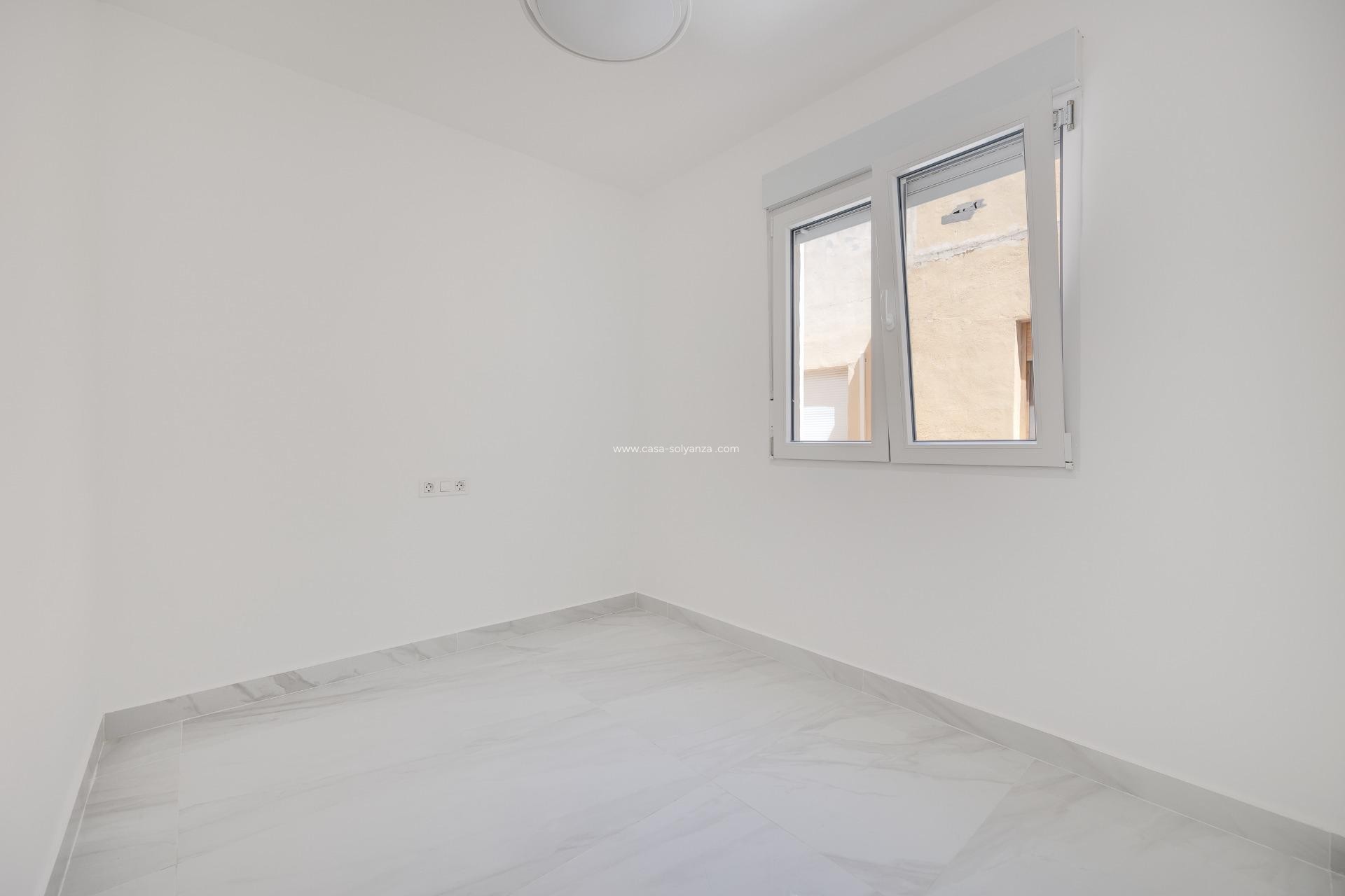Resale - Apartment / flat - Torrevieja - El Limonar