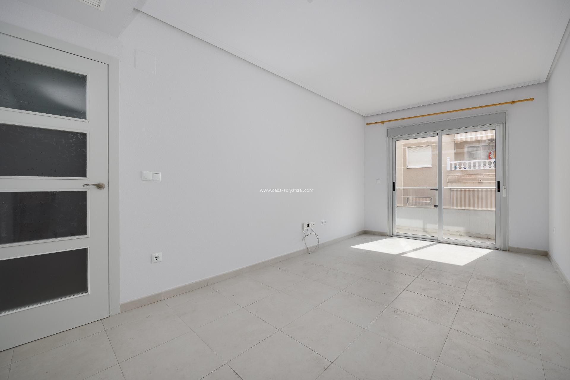 Resale - Apartment / flat - Torrevieja - Estacion Autobuses