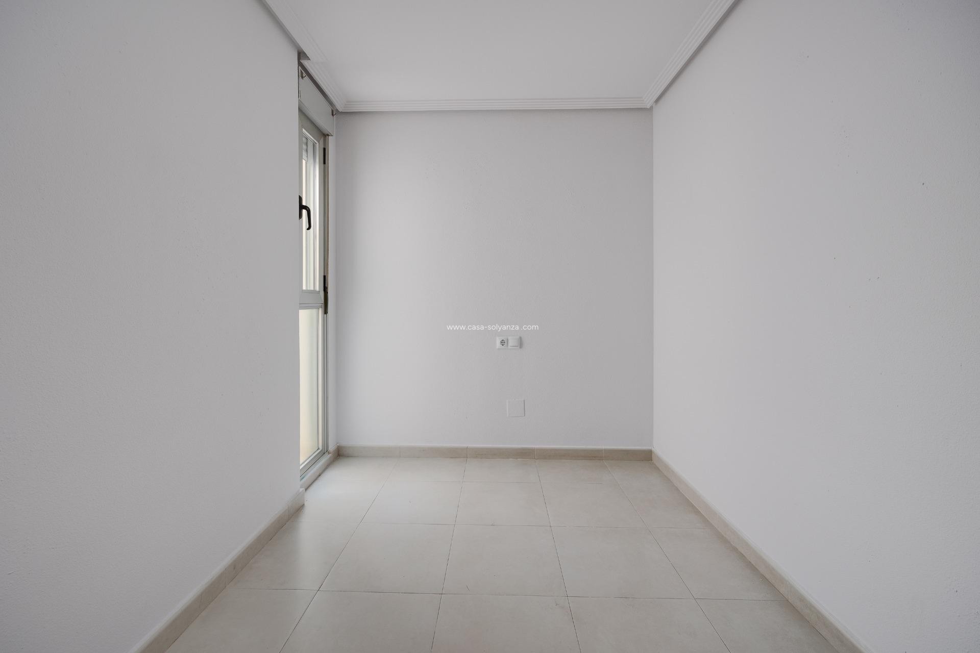 Resale - Apartment / flat - Torrevieja - Estacion Autobuses