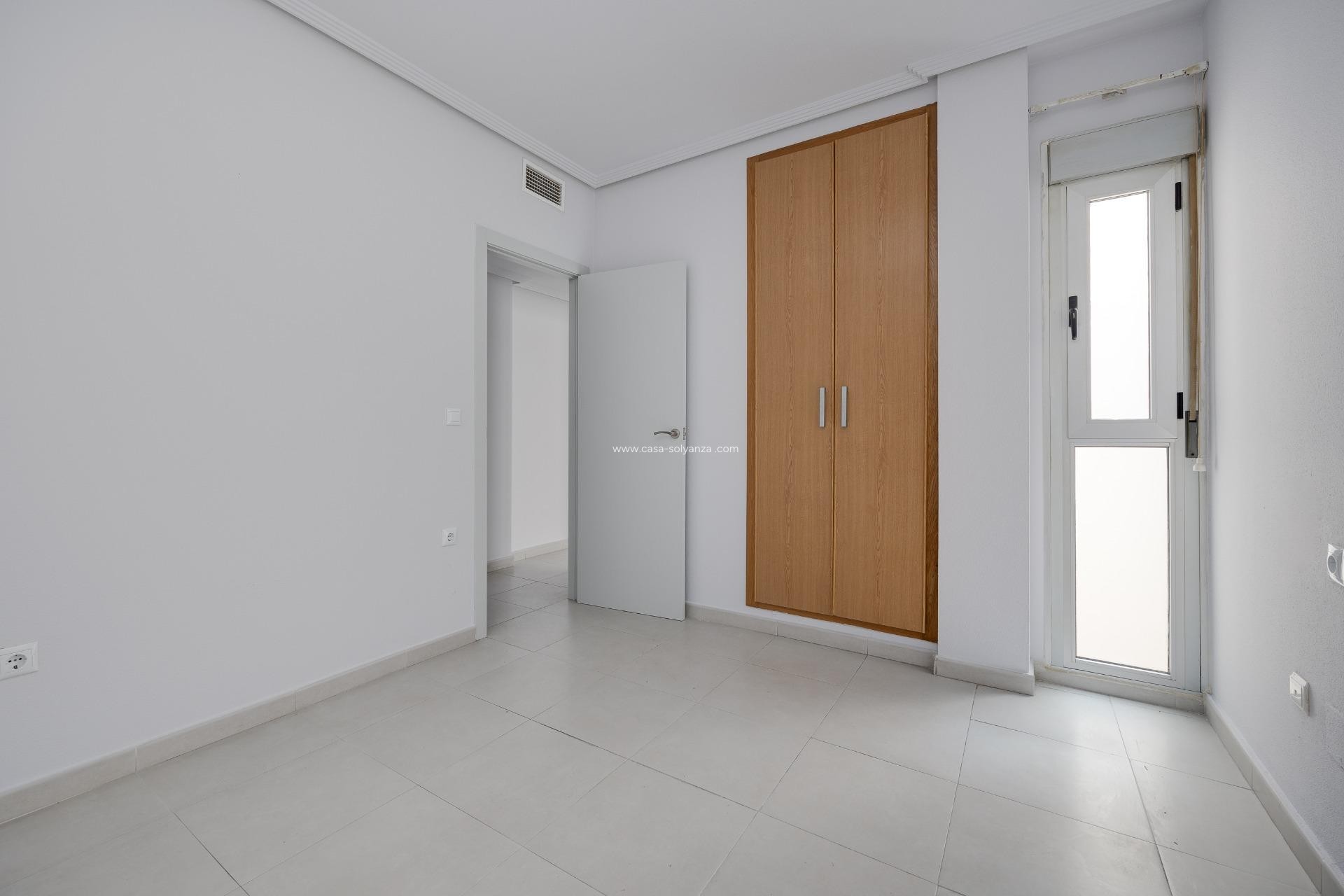 Resale - Apartment / flat - Torrevieja - Estacion Autobuses