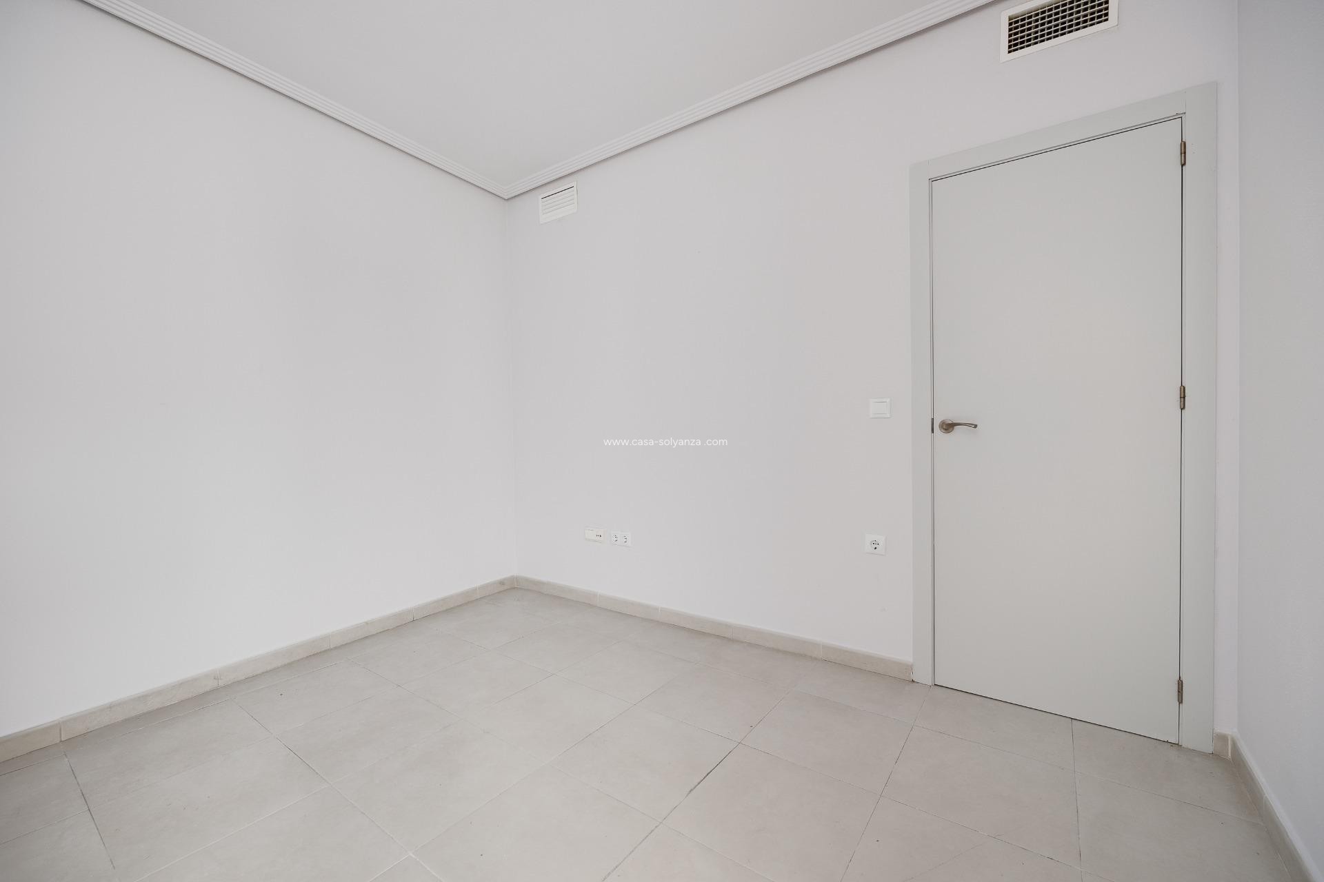 Resale - Apartment / flat - Torrevieja - Estacion Autobuses