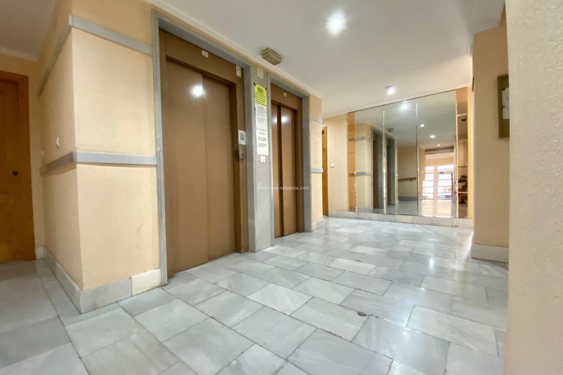 Resale - Apartment / flat - Torrevieja - Estacion Autobuses