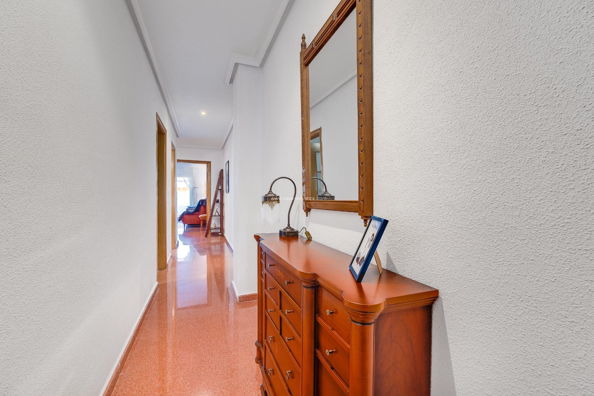 Resale - Apartment / flat - Torrevieja - Paseo Maritimo