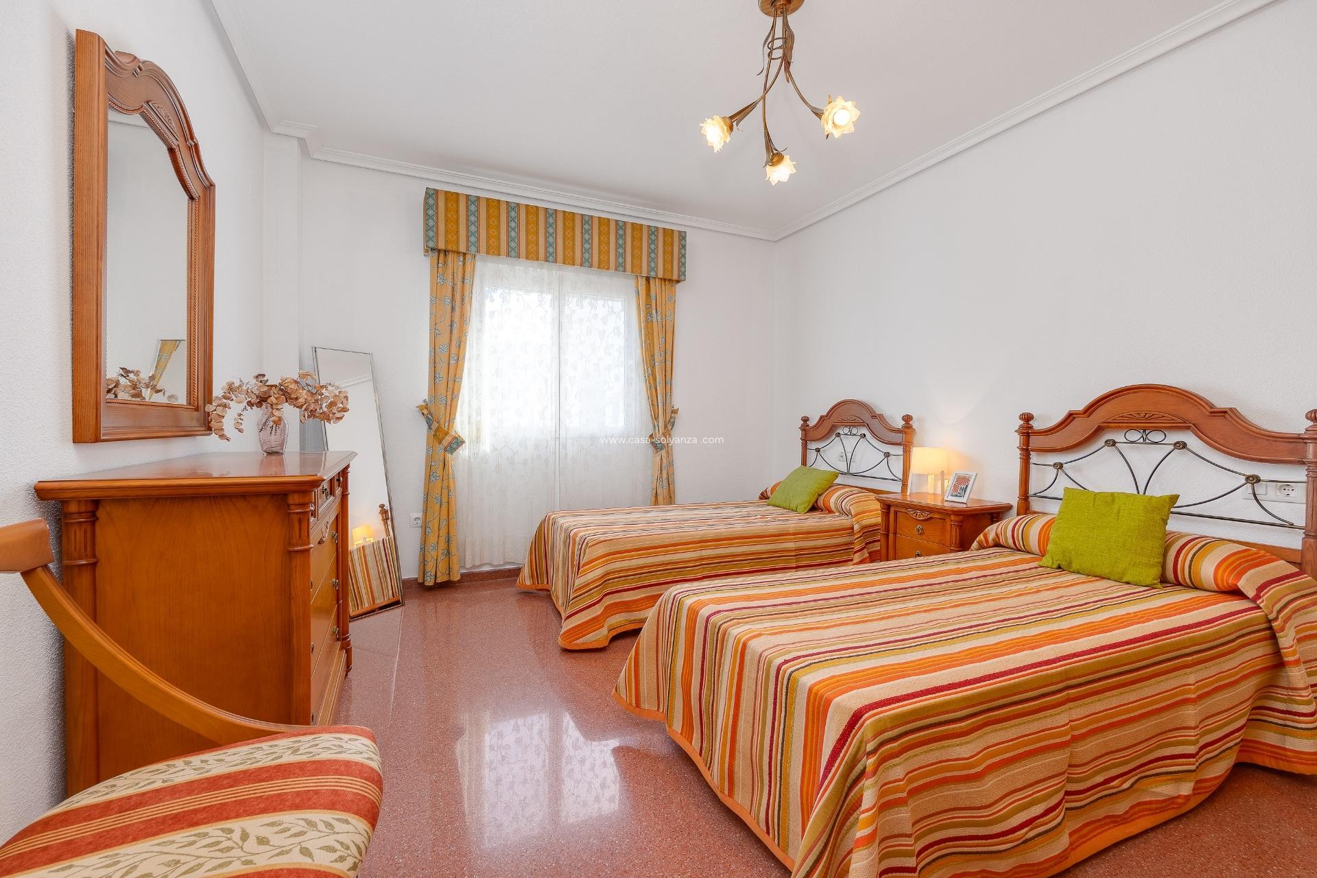 Resale - Apartment / flat - Torrevieja - Paseo Maritimo