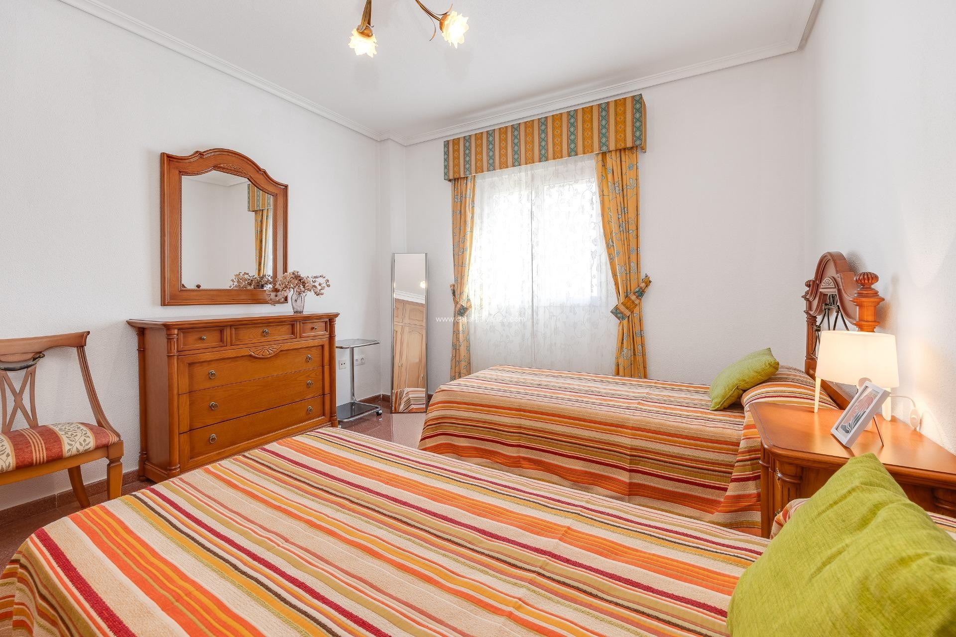 Resale - Apartment / flat - Torrevieja - Paseo Maritimo