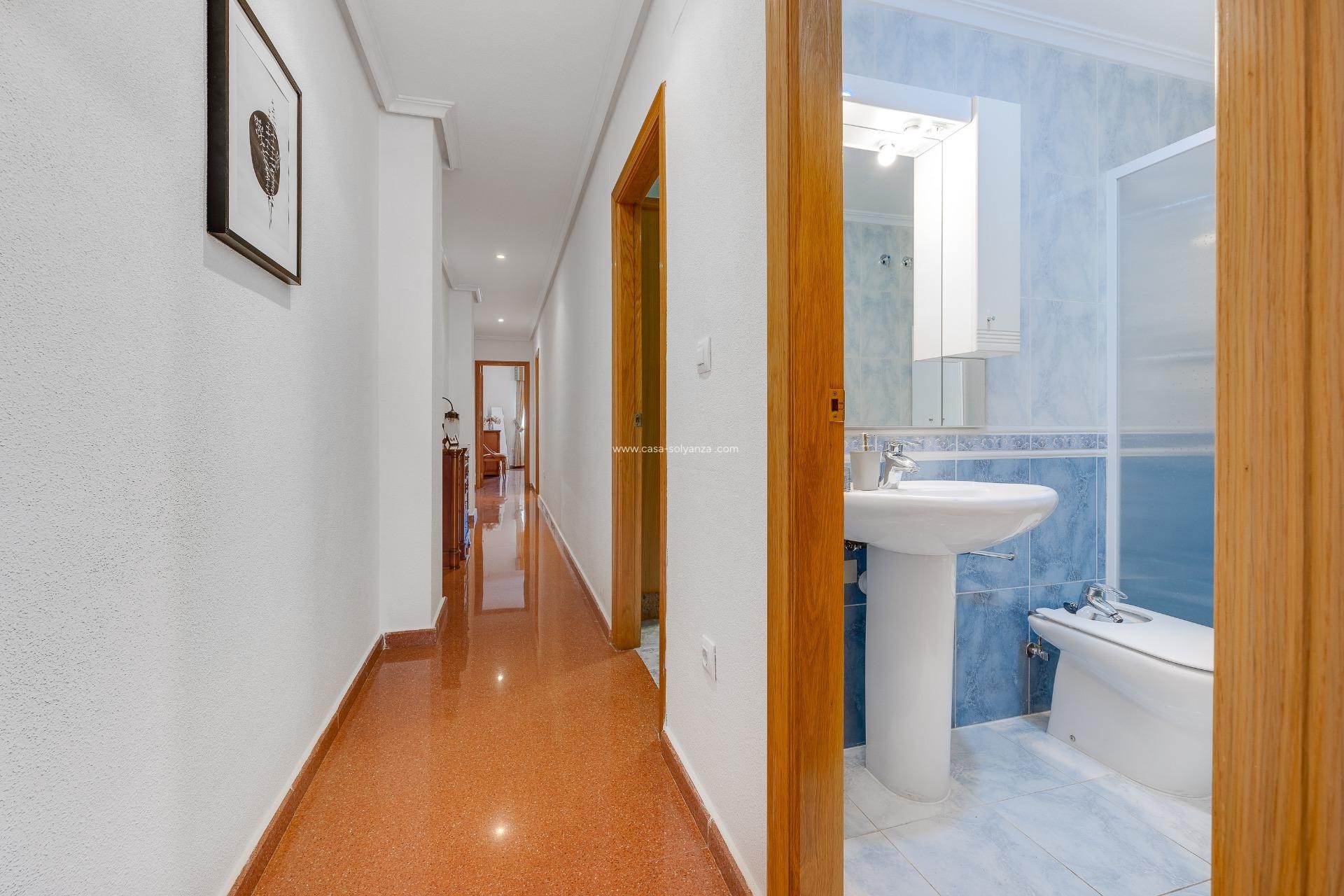 Resale - Apartment / flat - Torrevieja - Paseo Maritimo