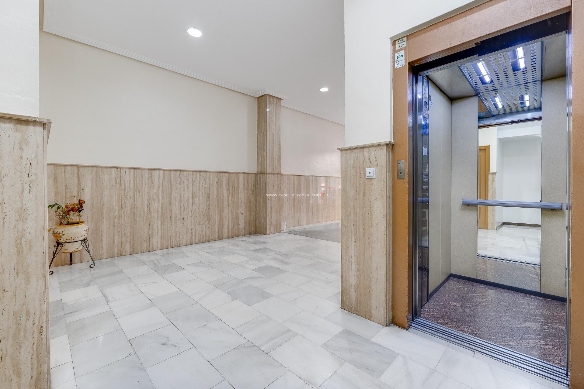Resale - Apartment / flat - Torrevieja - Paseo Maritimo