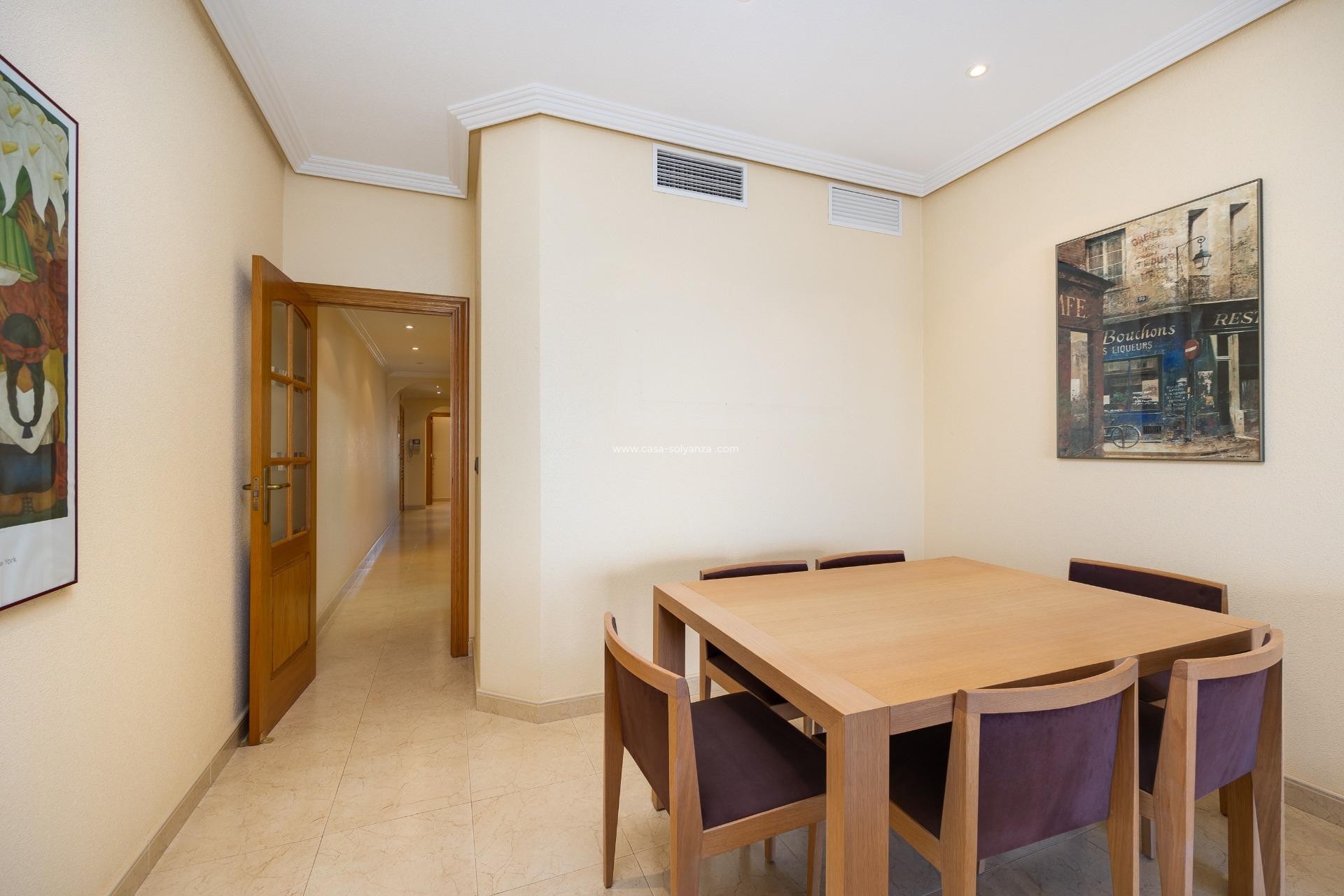 Resale - Apartment / flat - Torrevieja - Paseo Maritimo