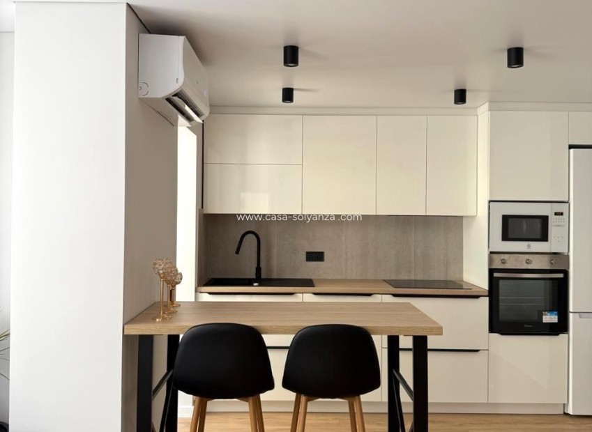 Resale - Apartment / flat - Torrevieja - Paseo Maritimo