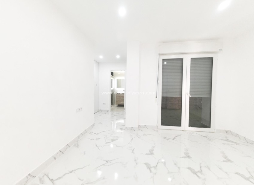 Resale - Apartment / flat - Torrevieja - Playa De Los Naufragos