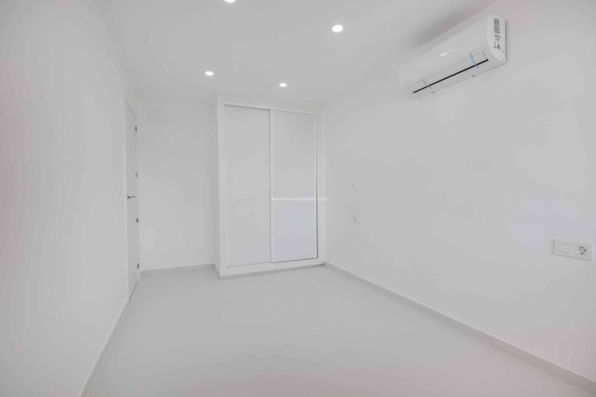 Resale - Apartment / flat - Torrevieja - Playa De Los Naufragos