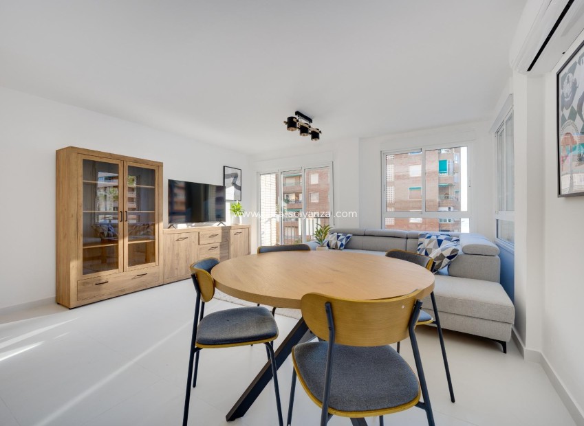 Resale - Apartment / flat - Torrevieja - Puerto