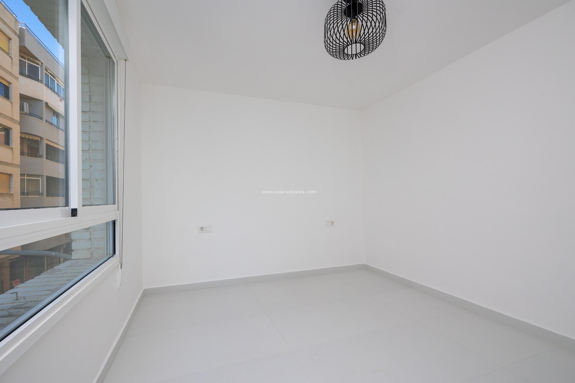 Resale - Apartment / flat - Torrevieja - Puerto