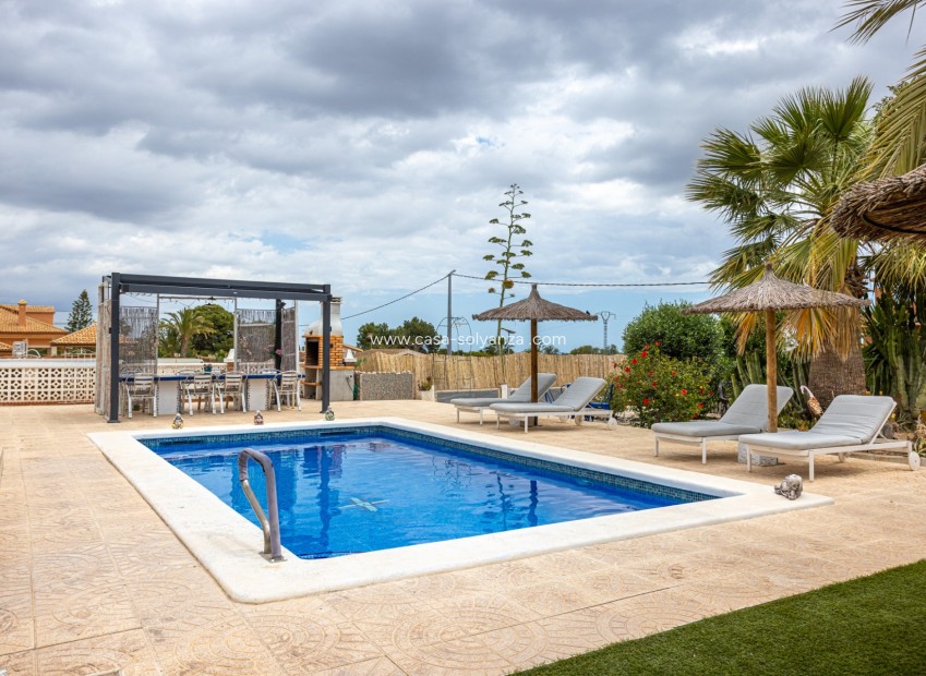 Resale - Country Property/Finca - Albatera