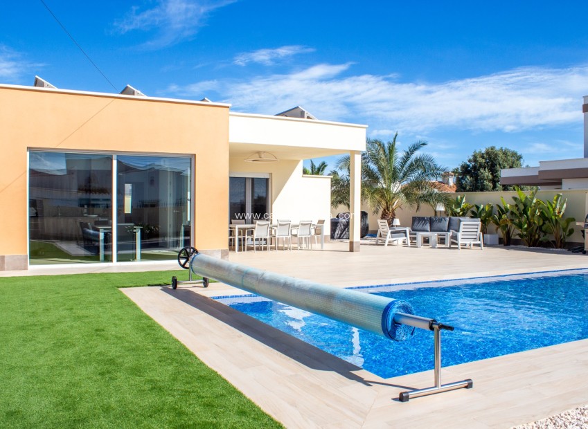 Resale - Semi-Detached Villa - Torrevieja - La Siesta
