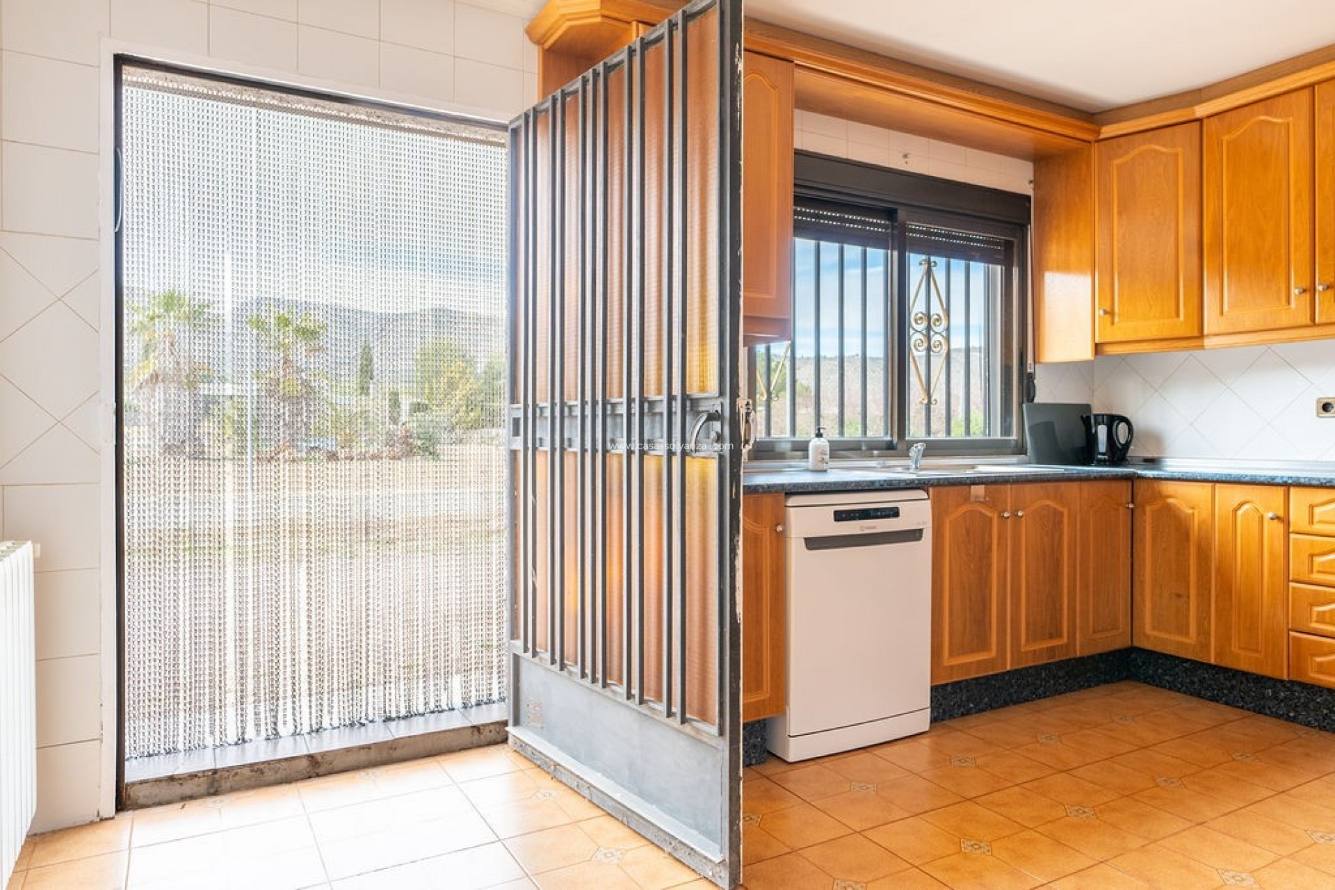 Resale - Villa - Hondón de las Nieves - Inland