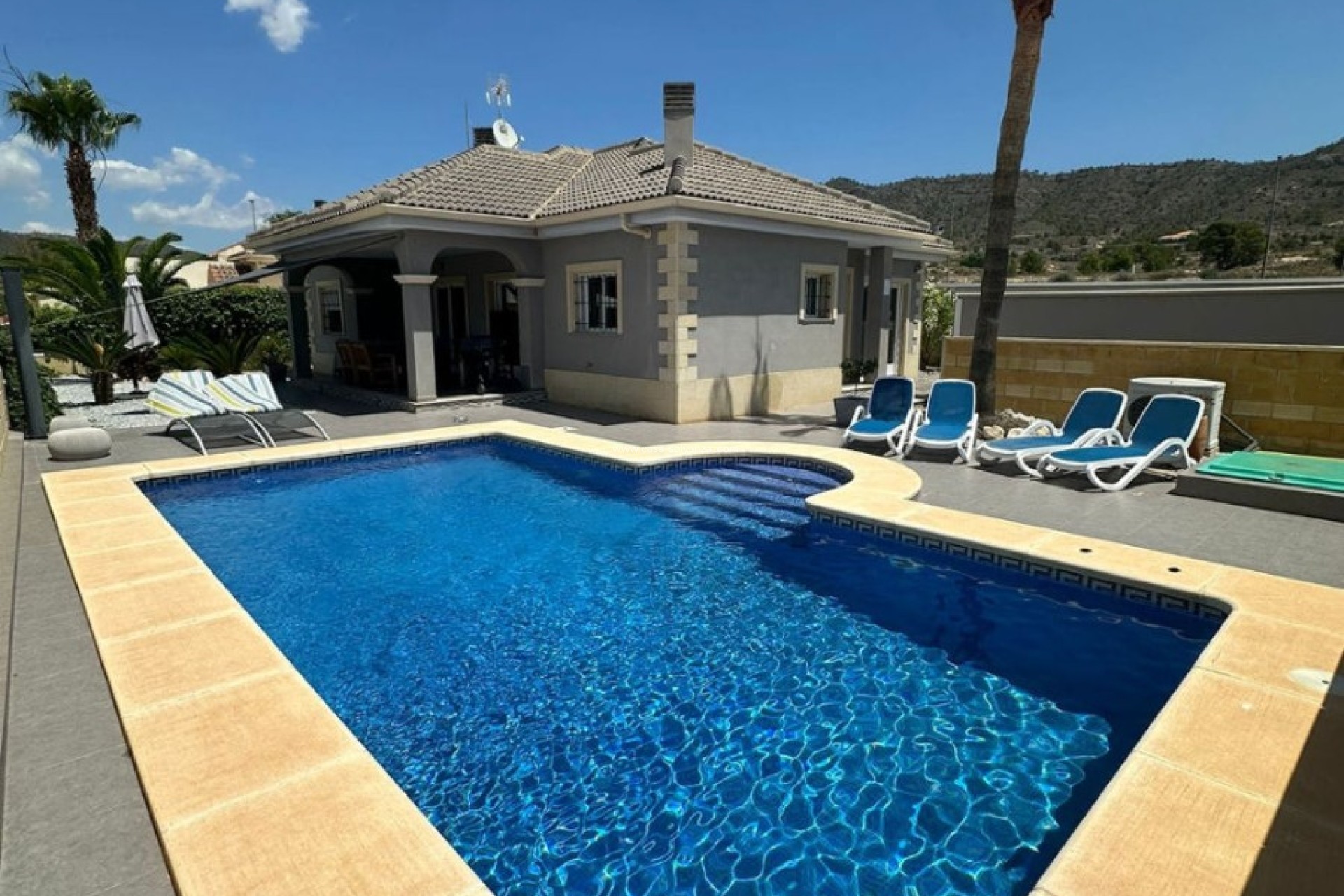 Resale - Villa - La Romana - Inland