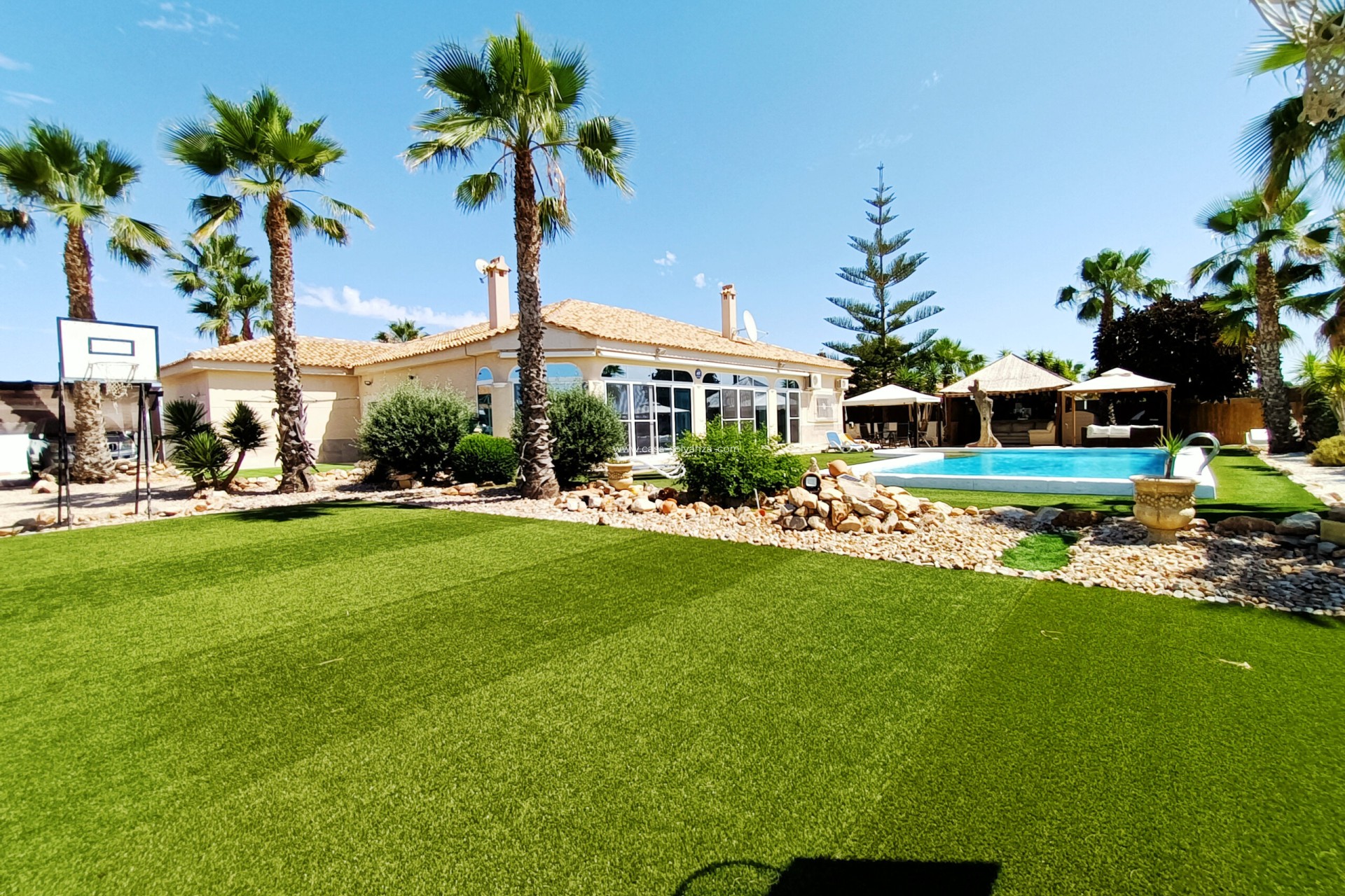 Resale - Villa - Lo Santiago - Inland