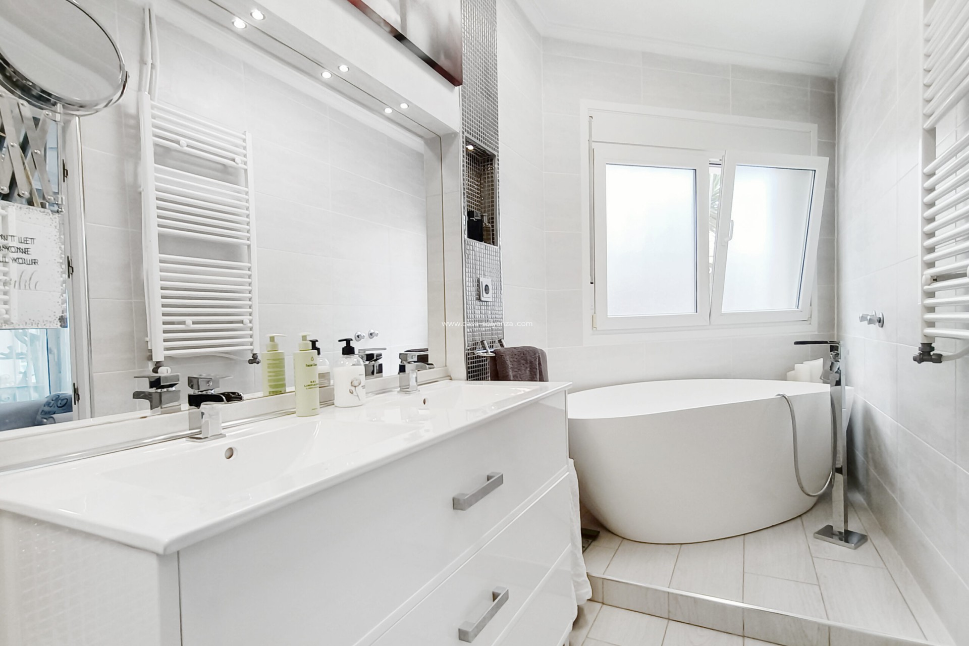 Resale - Villa - Lo Santiago - Inland