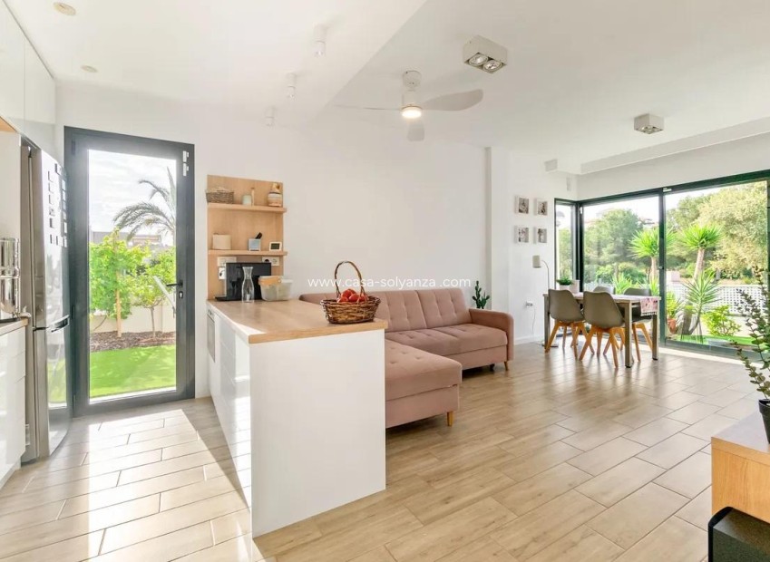 Resale - Villa - Orihuela Costa - La Zenia