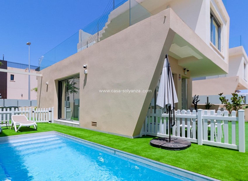 Resale - Villa - Pilar de la Horadada - Pueblo Latino