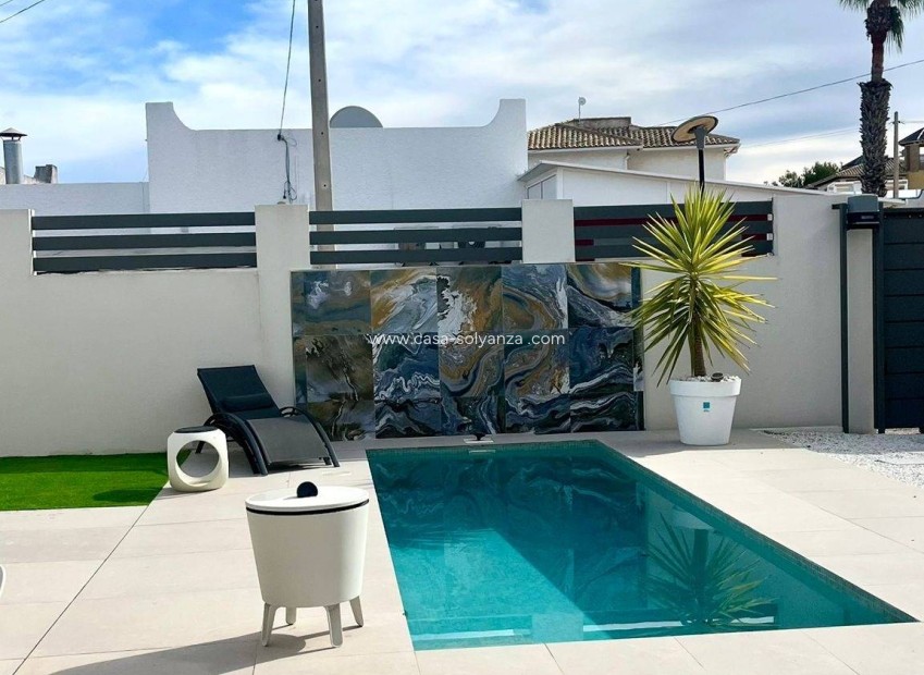 Resale - Villa - San Miguel de Salinas - Urbanizacion Blue Lagoon