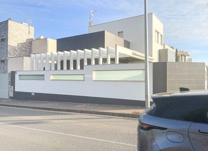 Resale - Villa / Semi detached - Orihuela Costa - Mil Palmeras