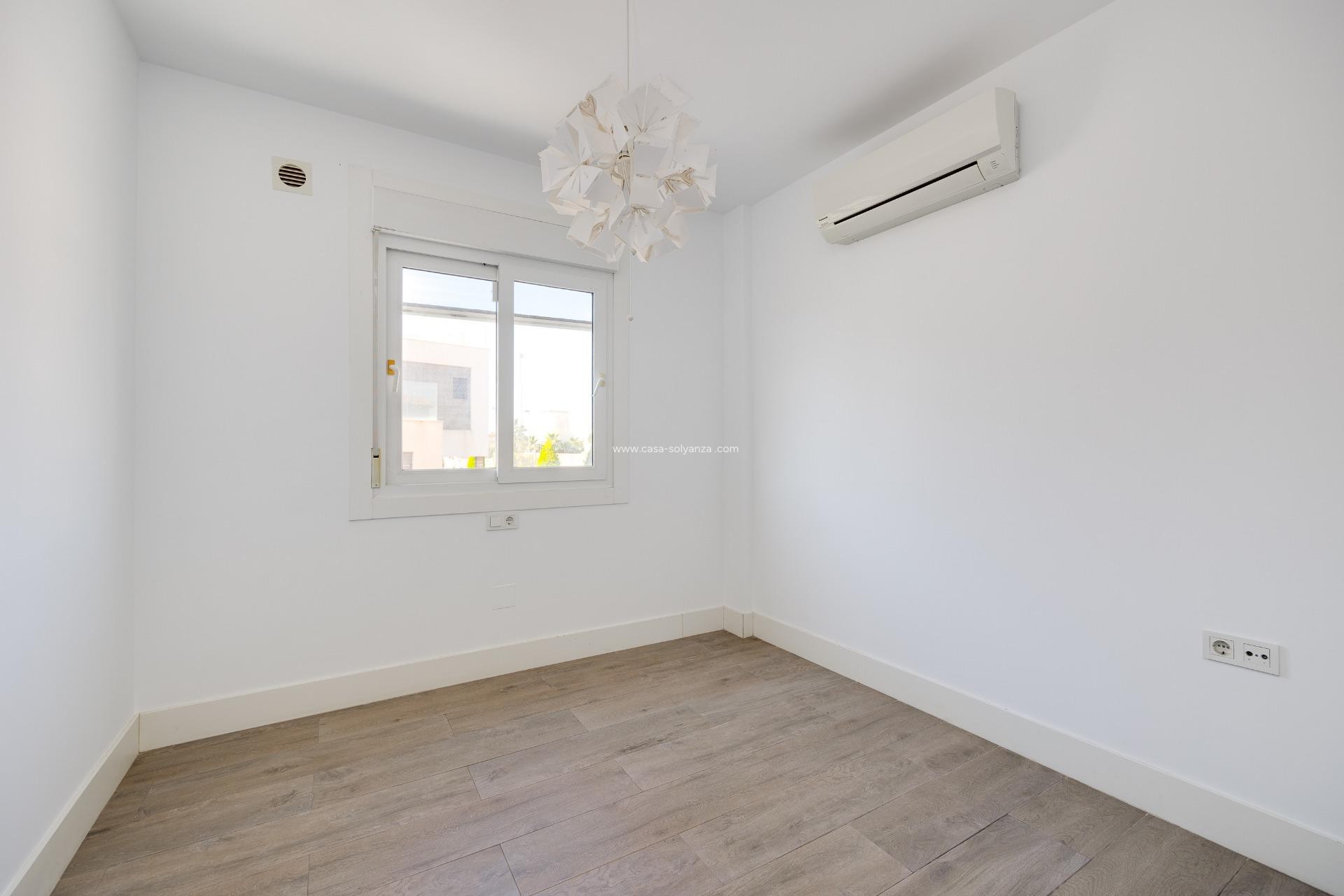 Resale - Villa - Torrevieja - Aguas nuevas