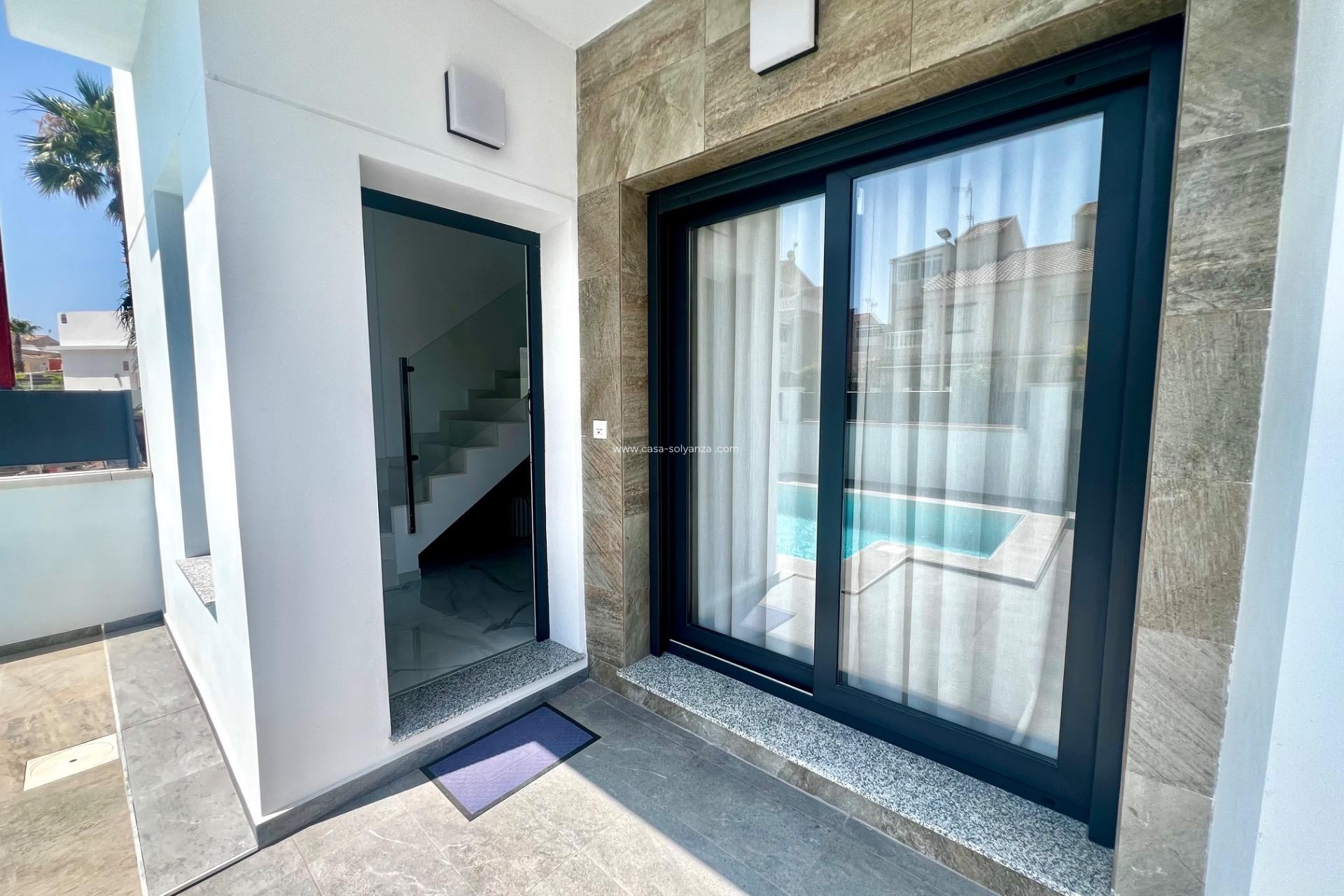 Resale - Villa - Torrevieja - La Siesta