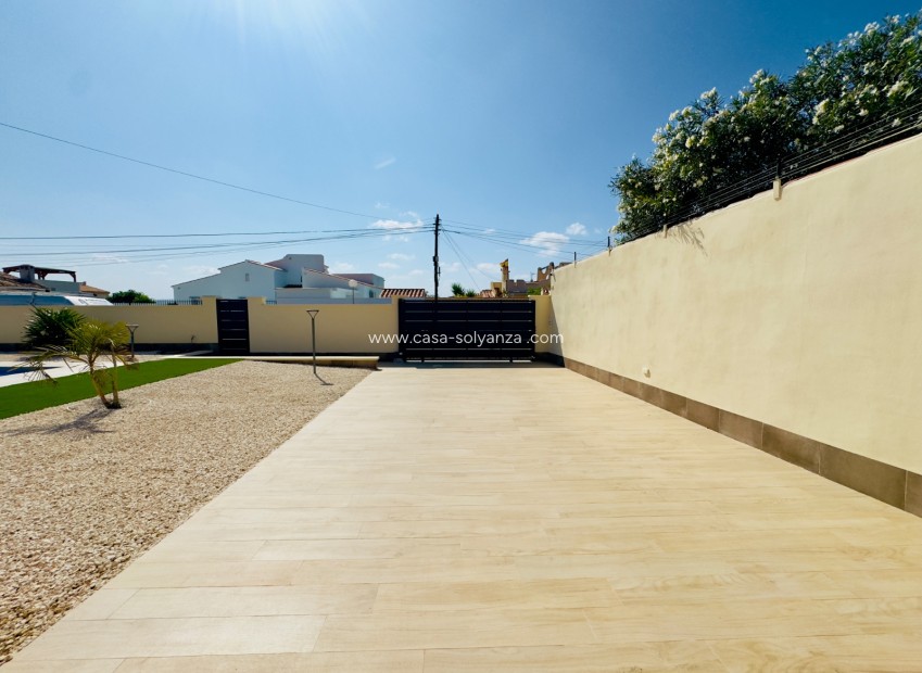 Resale - Villa - Torrevieja - La Siesta