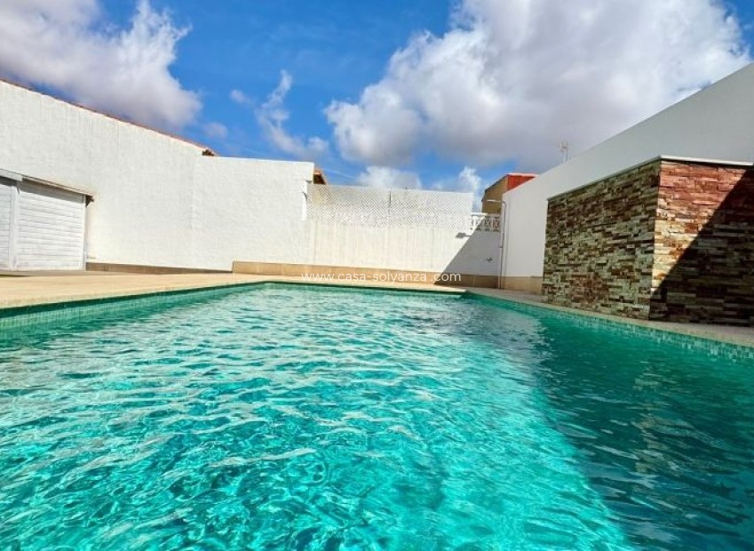 Resale - Villa - Torrevieja