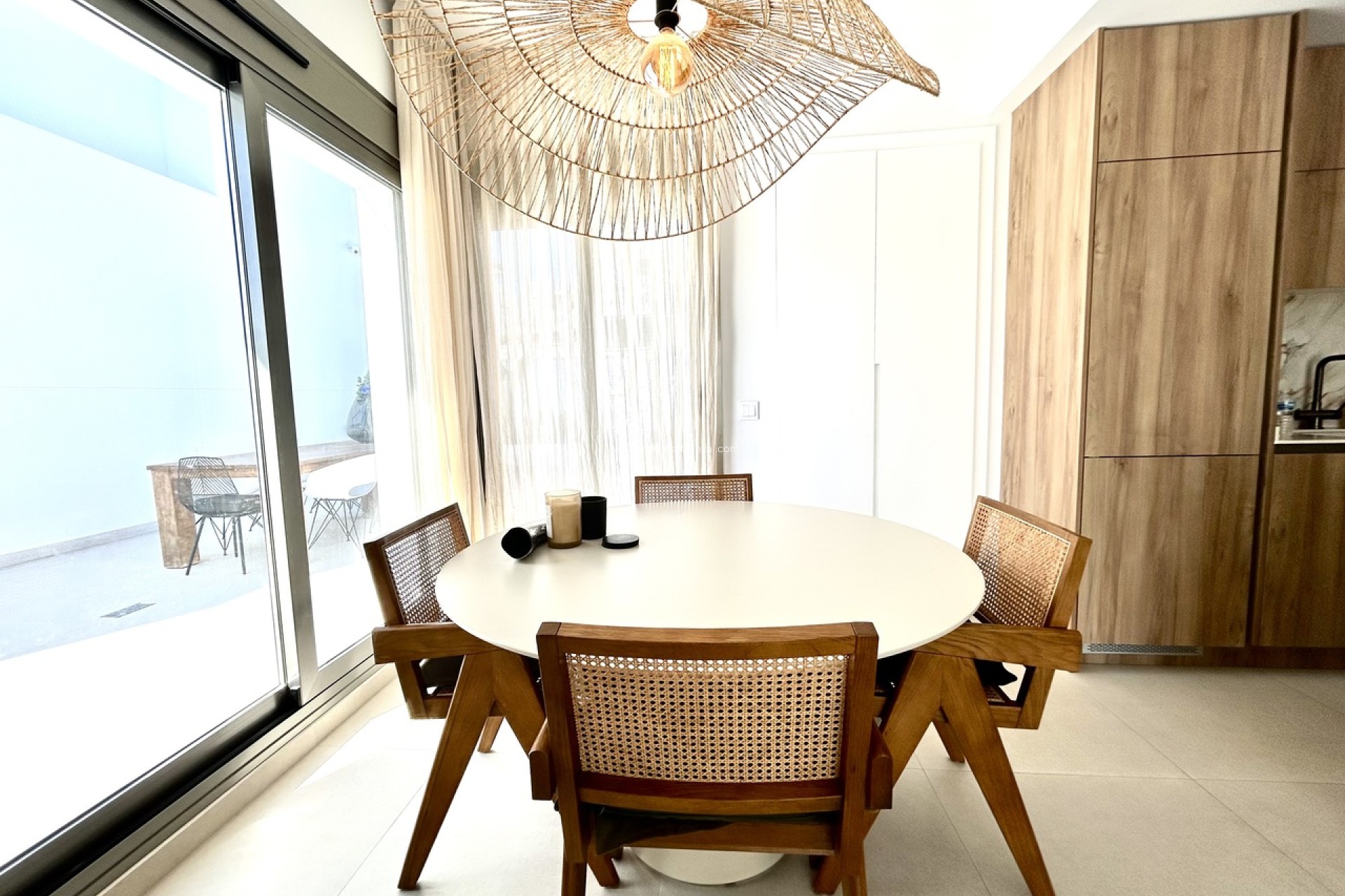Reventa - Villa - Las Filipinas - Inland