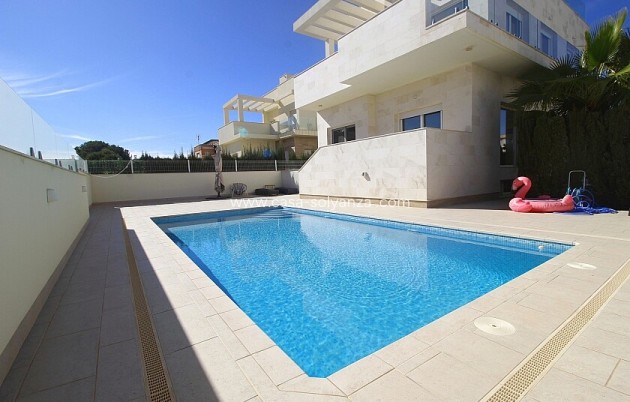 Villa - Wiederverkauf - Orihuela Costa - La Zenia