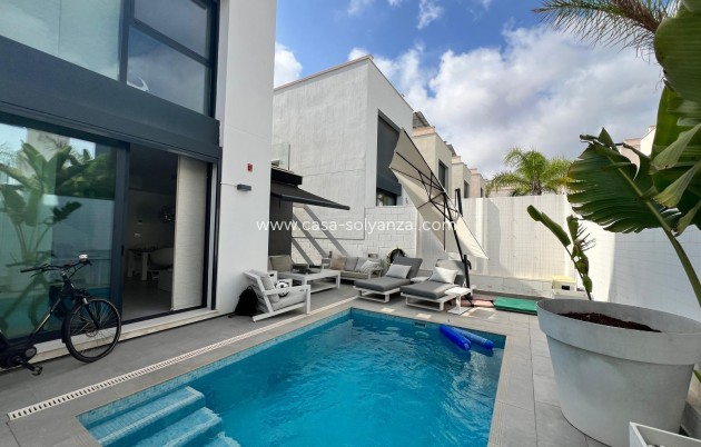 Resale - Villa - Orihuela Costa - Villamartín