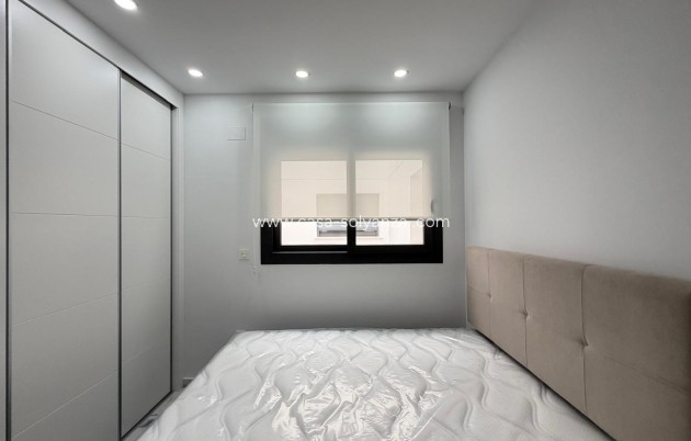 Reventa - Apartamento / piso - Torrevieja - Estacion Autobuses