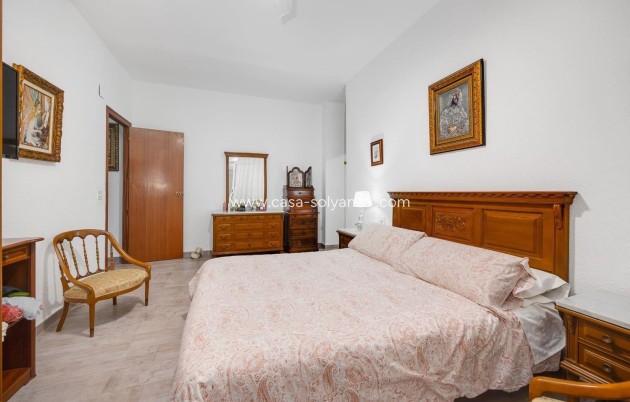 Resale - Apartment / flat - Torrevieja - Paseo Maritimo