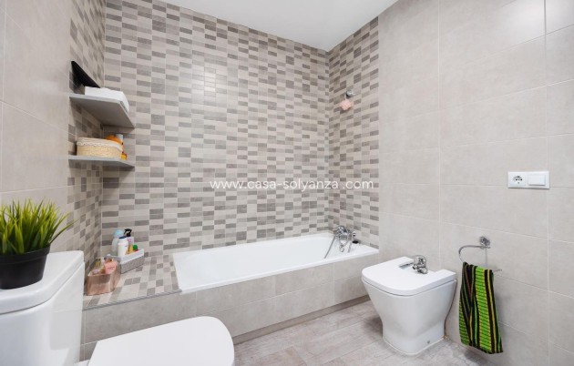 Resale - Apartment / flat - Torrevieja - Paseo Maritimo