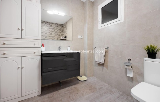 Resale - Apartment / flat - Torrevieja - Paseo Maritimo