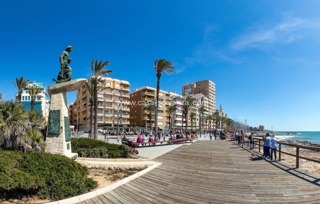 Resale - Apartment / flat - Torrevieja - Paseo Maritimo