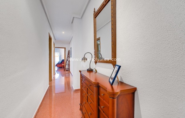 Resale - Apartment / flat - Torrevieja - Paseo Maritimo